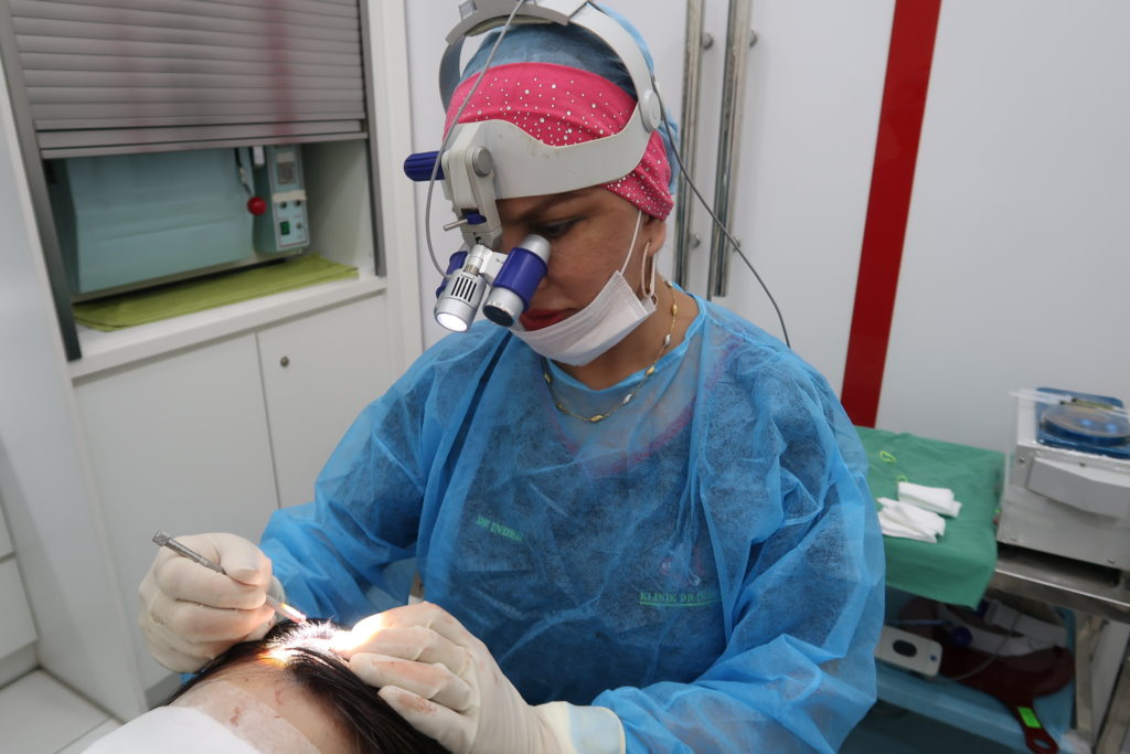 Dr Inder Making Recipient Site Of Creation For Female Hair Transplant